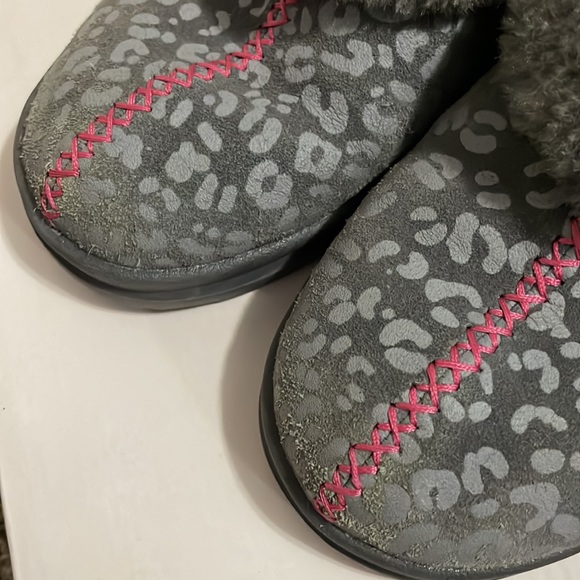 I ❤️ Ugg Slippers Size 6 - Picture 2 of 3